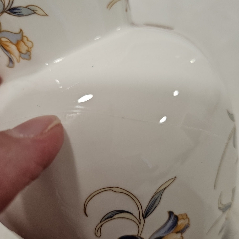 Bone China Vase - Picture 7 of 7